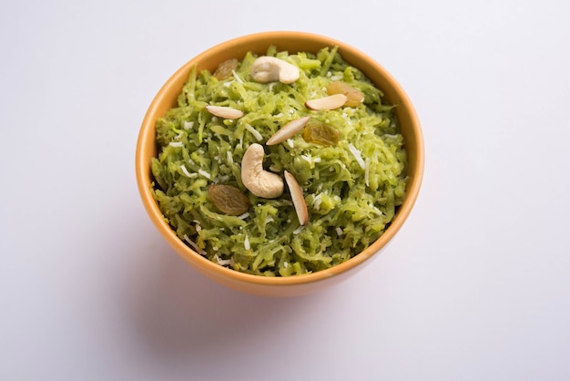 Lauki ou Doodhi ka Halwa est un plat sucré populaire indien composé de gourde et garni de fruits secs, consommé chaud.