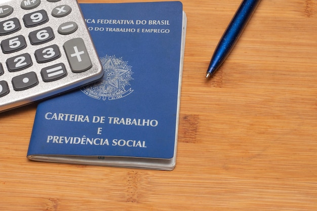 LAURO DE FREITAS BRASIL 21 JUILLET 2022 document de travail brésilien avec une calculatrice