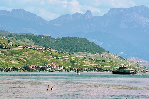 Lausanne, Suisse - 26 août 2016 : Les gens nagent et bronzent au bord du lac Léman, Lausanne, Suisse.