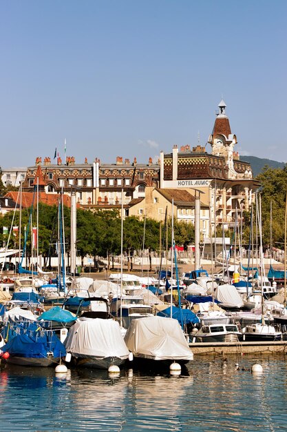 Lausanne, Suisse - 26 août 2016 : Marina avec yachts sur le lac Léman à Lausanne, village de pêcheurs d'Ouchy, en Suisse