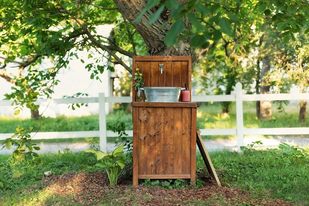 Lavabo en bois fait main avec du savon dans le jardin pour le nettoyage des mains en été.