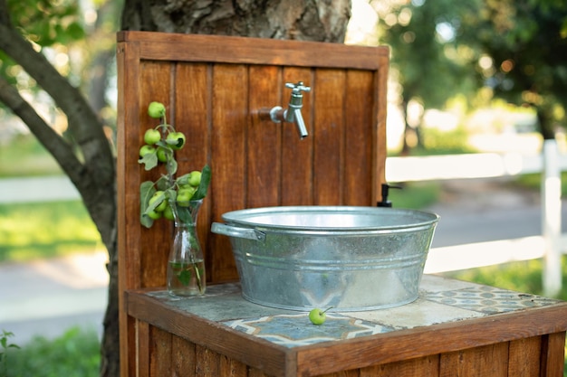 Lavabo en bois fait main avec du savon dans le jardin pour le nettoyage des mains en été