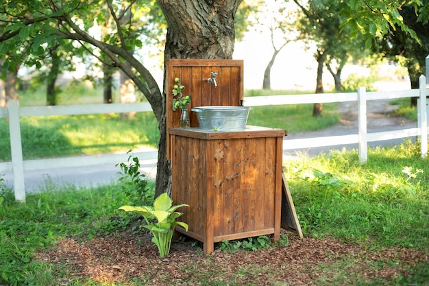 Lavabo en bois fait main avec du savon dans le jardin pour le nettoyage des mains en été.