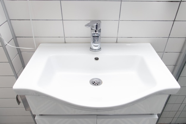 Photo lavabo en céramique blanche dans la salle de bain