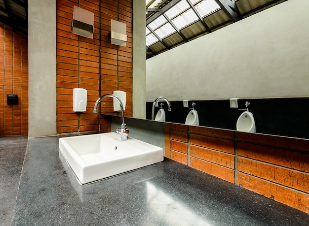 Lavabo En Céramique Dans La Salle De Bain Des Hommes