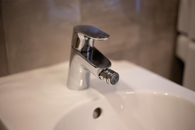 Lavabo avec lavabo dans une salle de bain moderne à l'intérieur