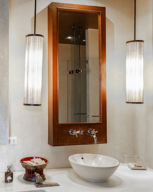 Lavabo en marbre moderne dans les toilettes