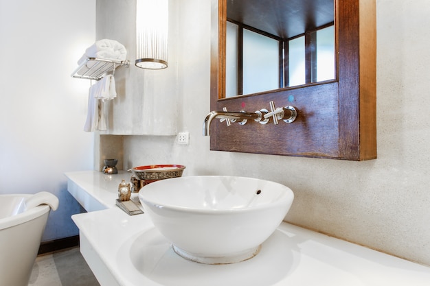 Lavabo en marbre moderne dans les toilettes