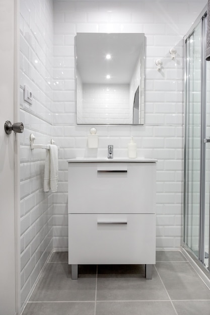 Lavabo et miroir dans le fond de la salle de bain