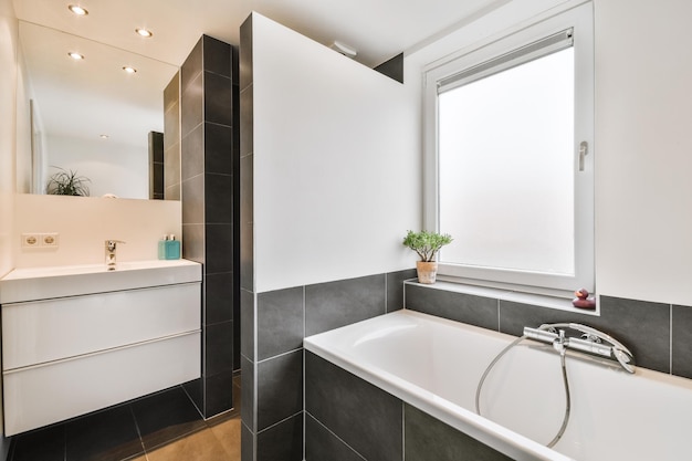 Lavabo et miroir dans la salle de bain moderne