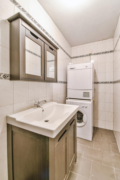 Lavabo et miroir dans la salle de bain moderne