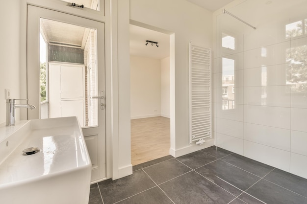 Lavabo et miroir dans la salle de bain moderne