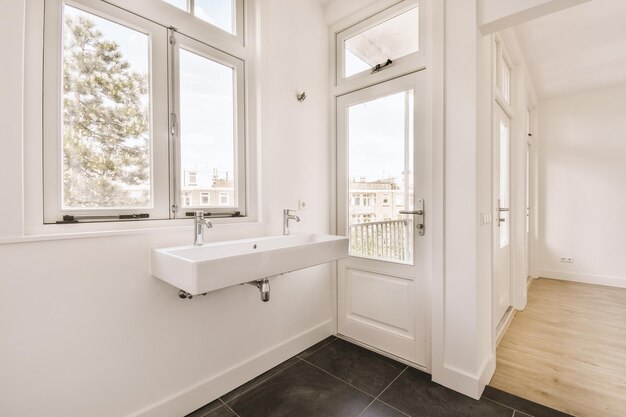 Lavabo et miroir dans la salle de bain moderne