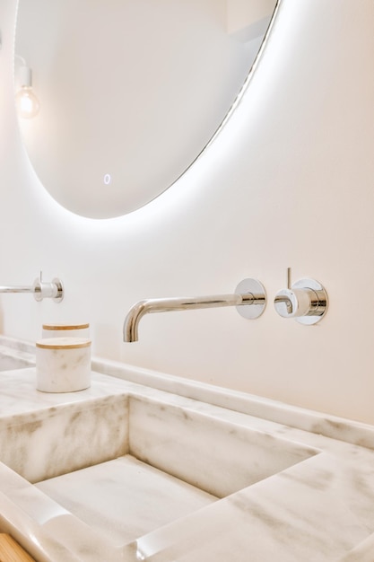 Lavabo et miroir dans la salle de bain moderne