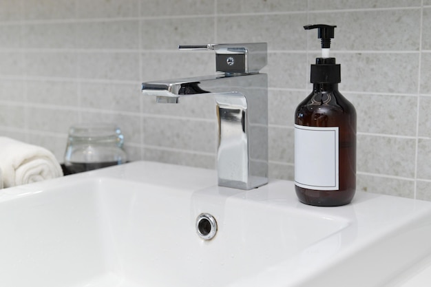 Lavabo et robinet dans une salle de bain moderne blanche