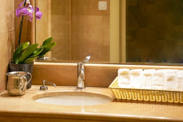 Lavabo de salle de bain blanc moderne avec robinet