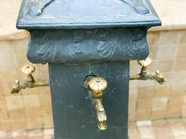 Lavabo triple gris avec trois robinets en or sculpté avec vannes en bronze pour le lavage dans la rue