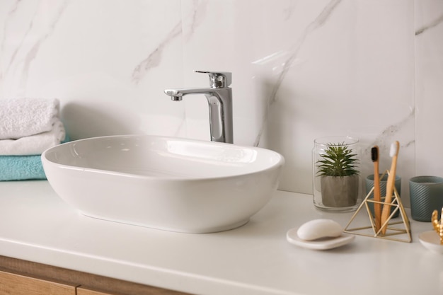 Lavabo vasque élégant sur un comptoir lumineux dans une salle de bains moderne