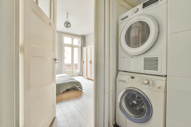 Lavabos et baignoire près de la cabine de douche