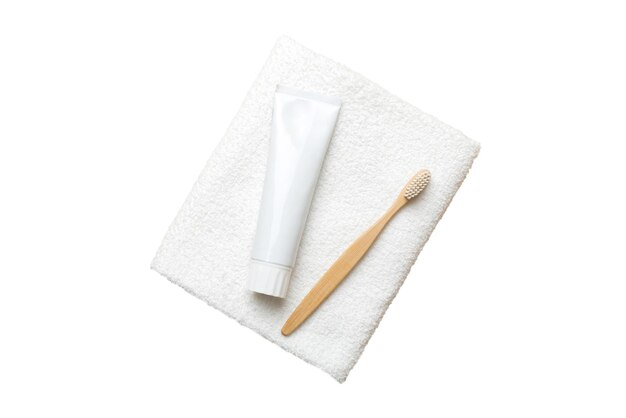 Lavage buccal et autres produits d'hygiène buccale isolés sur fond blanc vue supérieure avec espace de copie hygiène dentaire à couche plate produits de soins buccaux et espace pour le texte sur fond clair concept