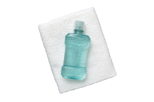 Photo lavage buccal et autres produits d'hygiène buccale isolés sur fond blanc vue supérieure avec espace de copie hygiène dentaire à couche plate produits de soins buccaux et espace pour le texte sur fond clair concept