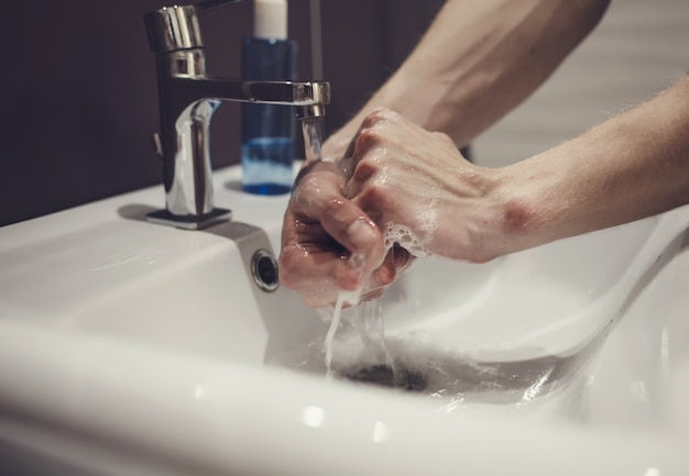 Lavage à la main avec du savon