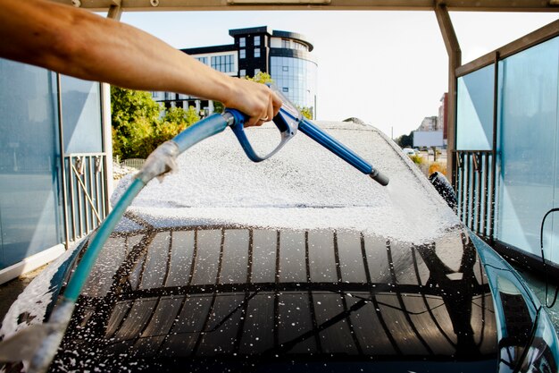 Lavage main homme devant voiture