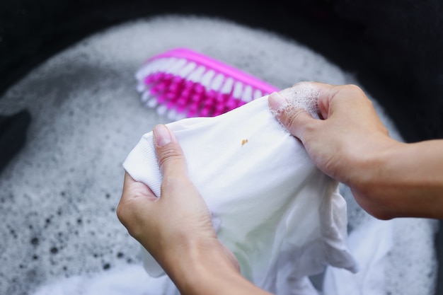 Lavage à la main sale chemise blanche pour le nettoyage