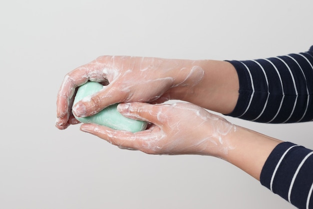 Lavage à la main avec un savon antibactérien. Prévention du coronavirus.