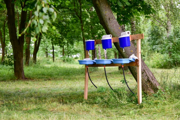 Lavage des mains dans un parc public.