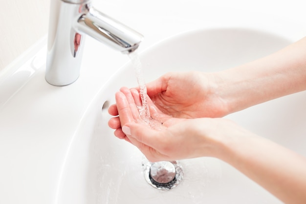 Lavage des mains dans la salle de bain