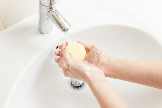 Lavage des mains dans la salle de bain