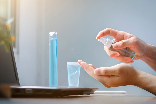 Lavage des mains désinfectant en spray d'alcool pour la prévention des bactéries ou du coronavirus à la maison