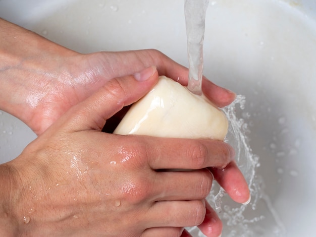 Lavage des mains avec du savon. Concept d'hygiène personnelle, lutte contre les virus et les microbes