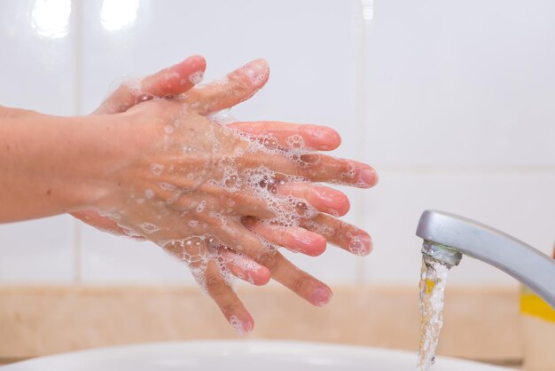 Le lavage des mains des femmes avec le séchage des serviettes de savon prévient la maladie le choléra le choléra