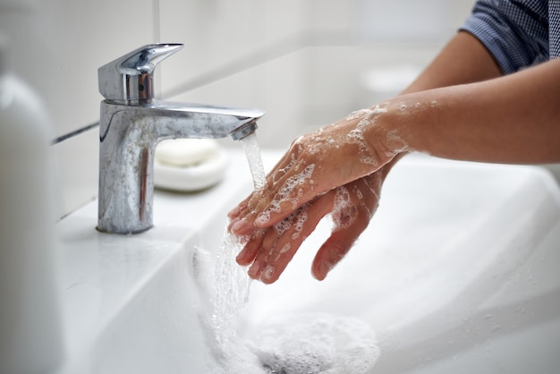 Lavage des mains en frottant le dos des mains