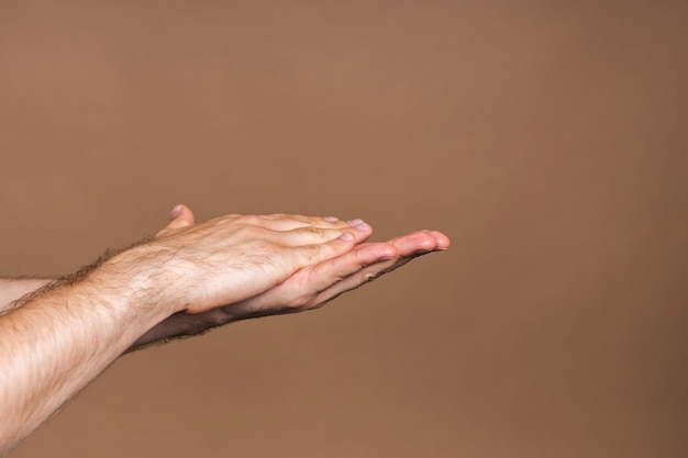 Lavage des mains. Mains d'homme à l'aide d'un distributeur de pompe à gel désinfectant pour les mains pour la protection contre les coronavirus et les bactéries, concept de soins de santé. Fermer.