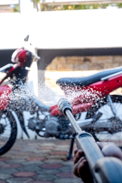 Photo lavage de la moto à l'eau haute pression dans le garage