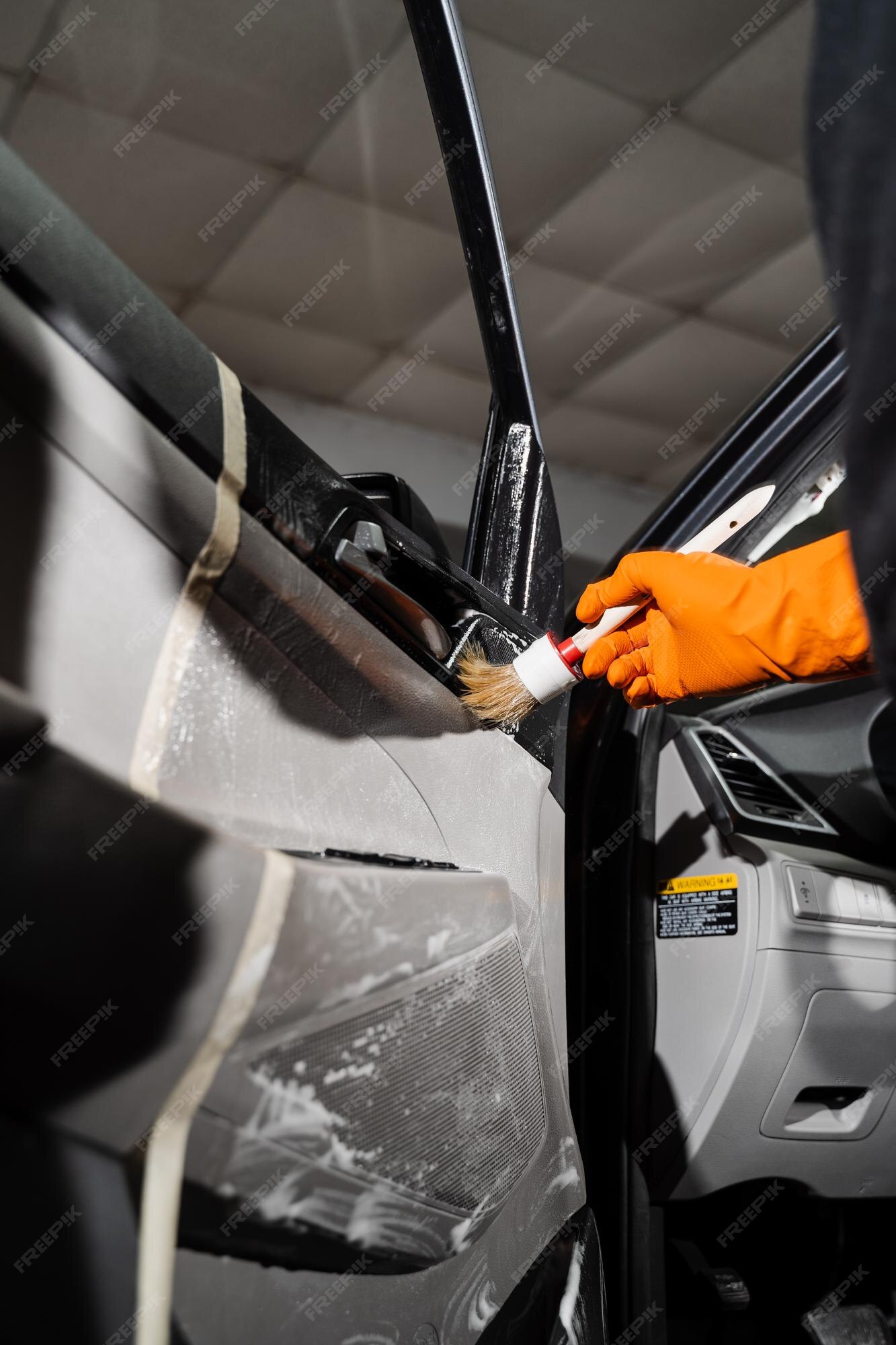 Lavage à La Mousse Et Au Détergent à L'aide D'un Panneau De Carte De Porte  De Voiture à Brosse Service D'esthétique Automobile Travailleur Dans Le  Service De Nettoyage Laver L'intérieur De L'auto