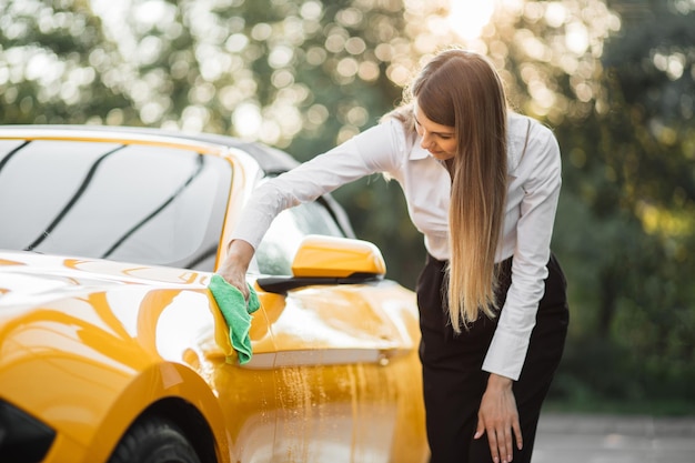 Lavage et nettoyage de voiture à la station libre-service extérieure