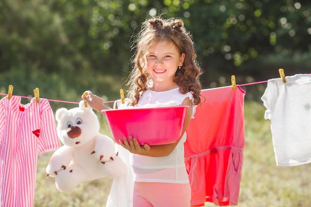 Lavage de petite fille mignonne