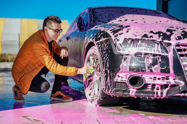 Lavage de voiture dans une station de lavage de voiture en libre-service