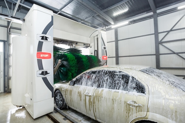 Lavage de voiture dans un système de lavage de voiture automatique