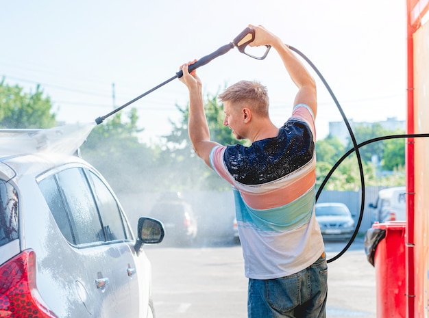 Lavage de voiture avec de l'eau à haute pression