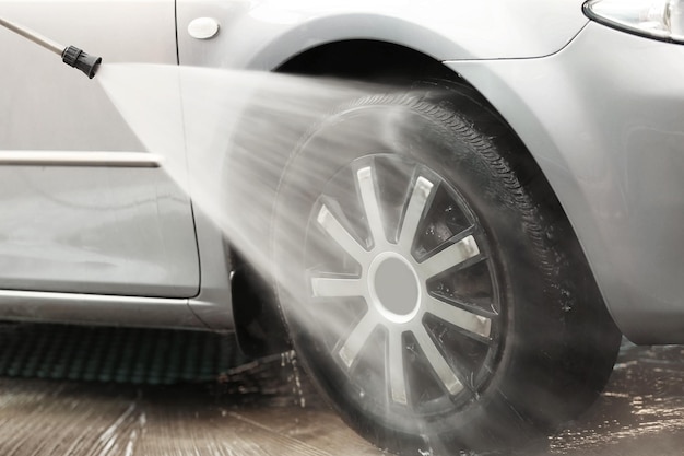 Lavage de voiture avec de l'eau à haute pression