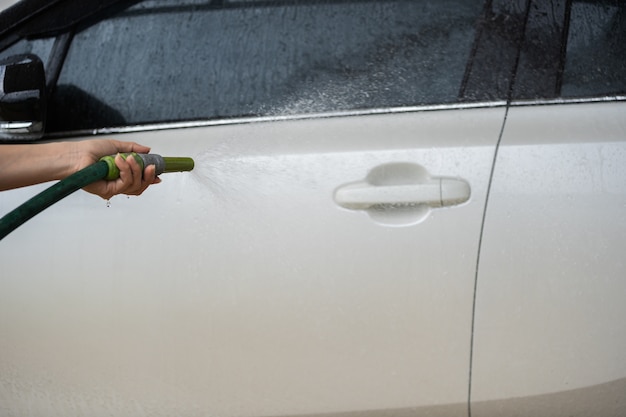 Lavage de voiture avec de l&#39;eau pulvérisée