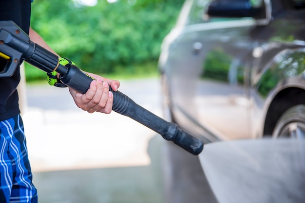 Lavage de voiture avec de l'eau sous pression Publicité de lavage de voiture en libre-service avec un espace pour l'espace de copie