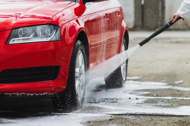 Lavage de voiture d'été Nettoyage de voiture à l'aide d'eau à haute pression