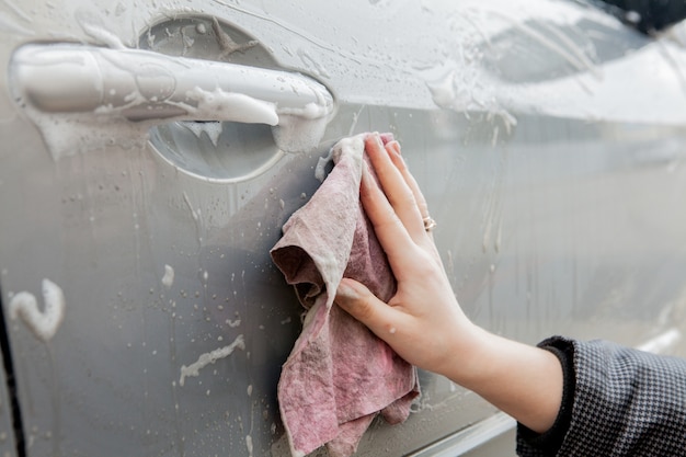 Lavage de voiture avec de la mousse dans la station de lavage de voiture