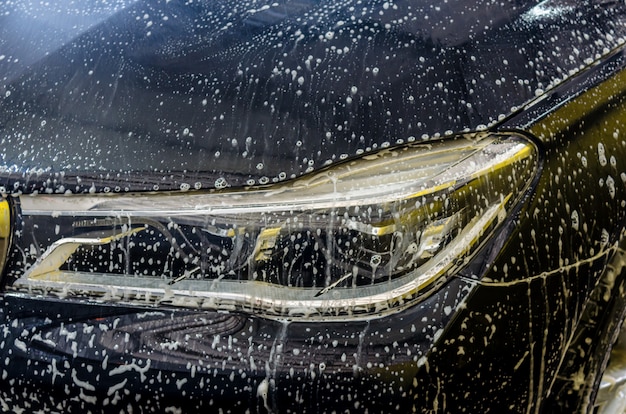 Lavage de voiture avec mousse